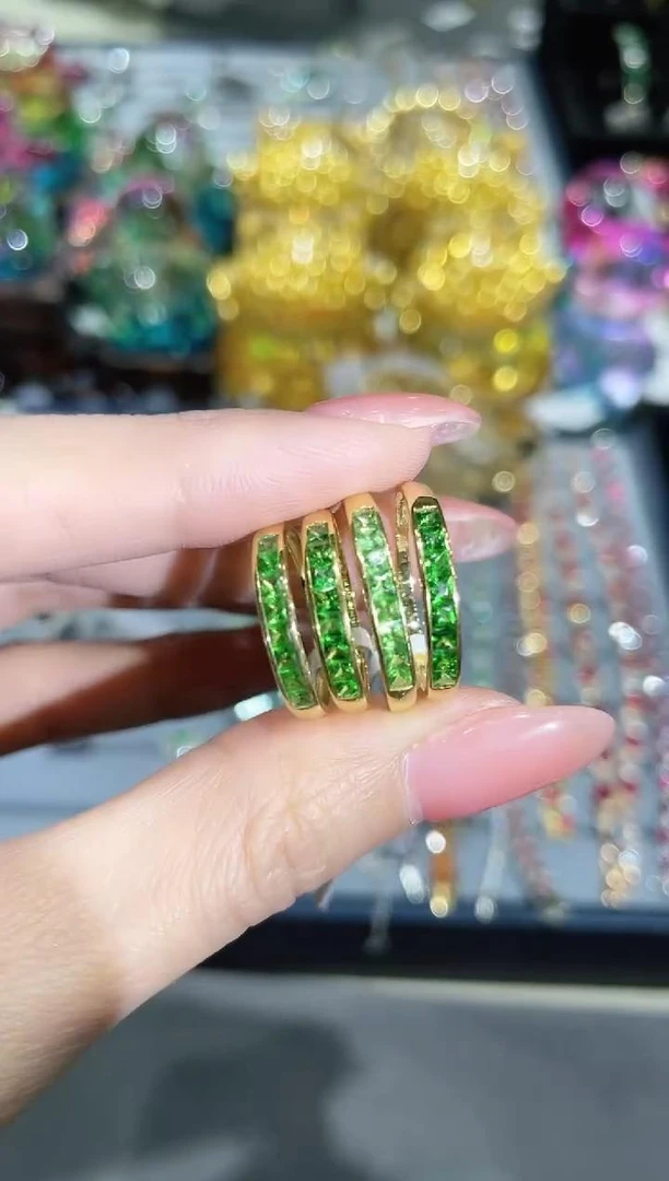 18K金镶嵌天然沙弗莱戒指排戒 多样性发其一