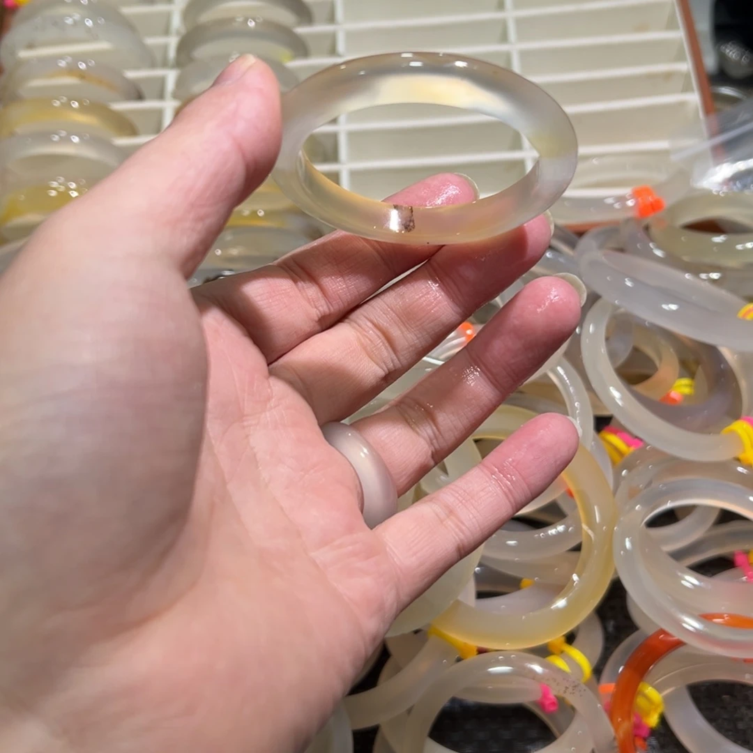 玛瑙/玉髓未镶嵌手镯50圈有包容28