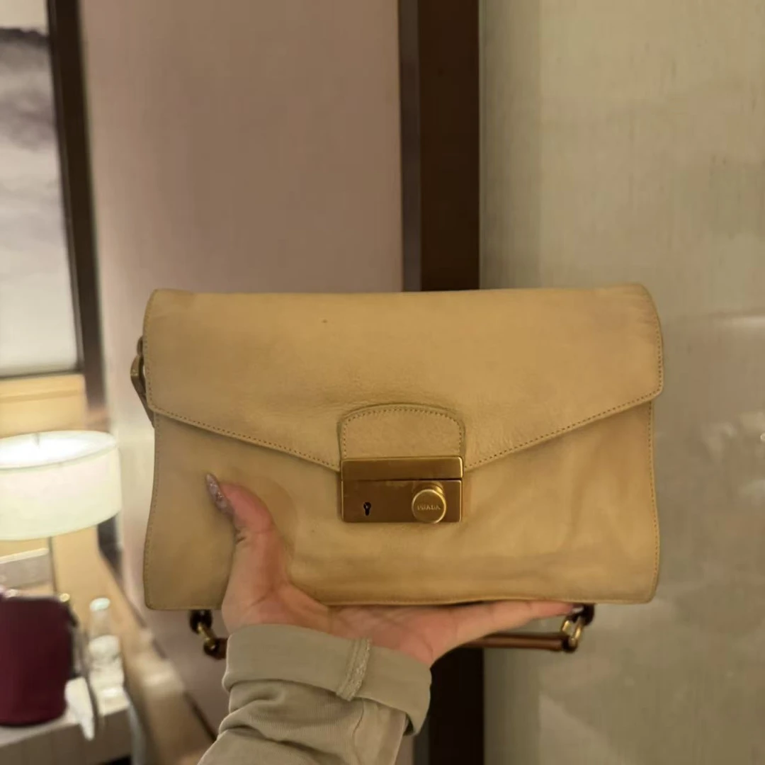 95新 Prada/普拉达 白色信封/二奢包包