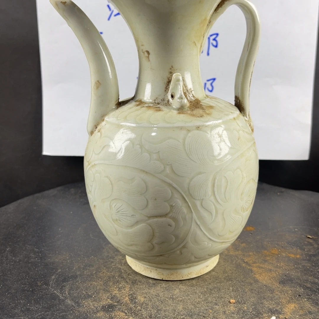 罐漂亮的小瓷器和