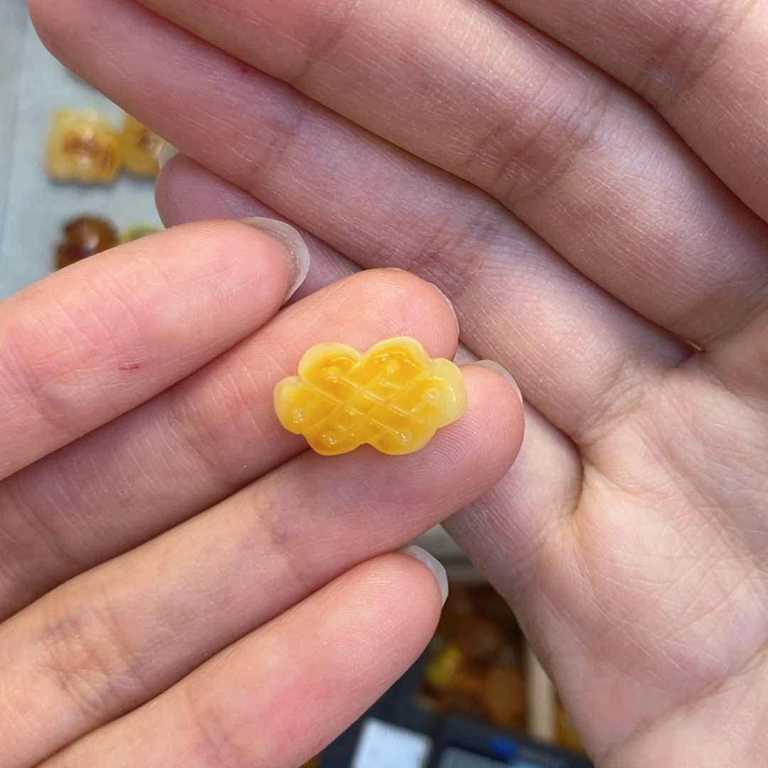 蜜蜡颈饰未镶嵌中国结