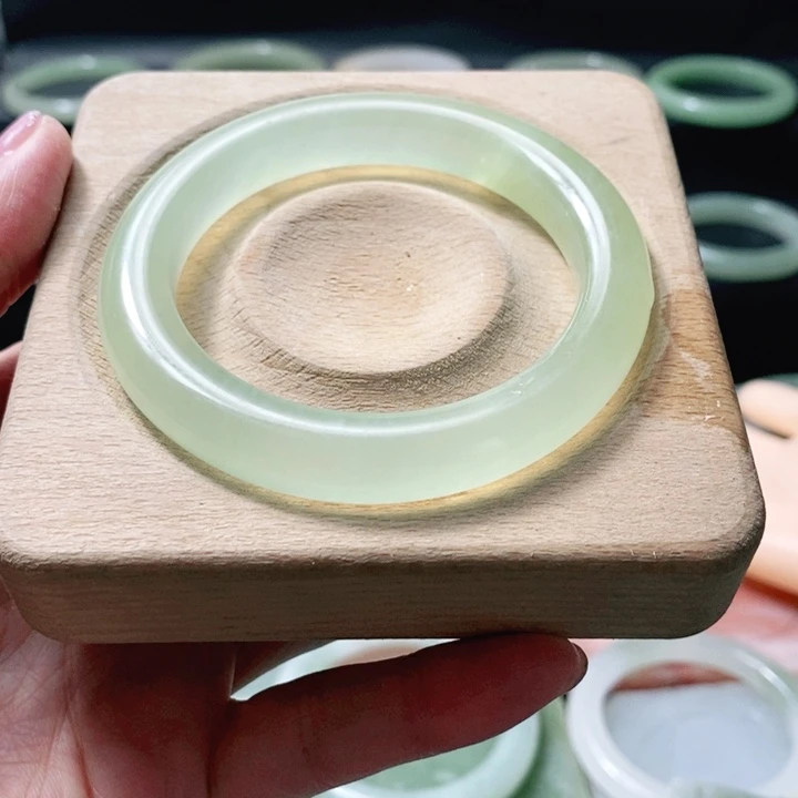 一***包岫玉未镶嵌手镯成品56