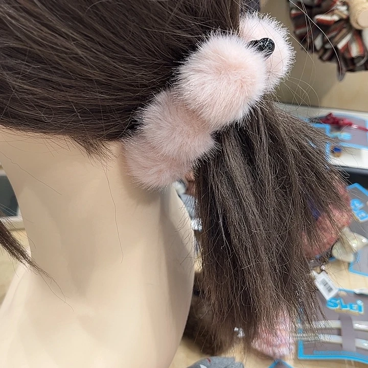 布艺非金属粉色毛球香蕉夹