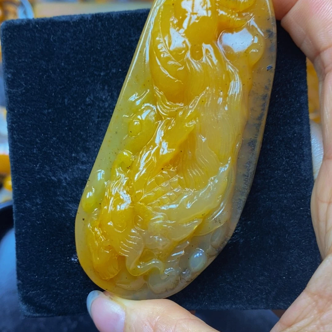 未镶嵌石英质玉（黄龙玉）颈饰