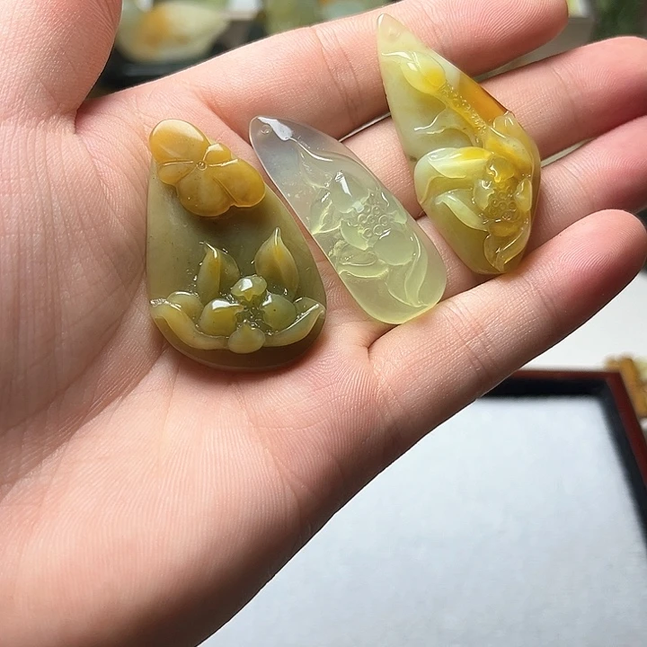 蛇纹石玉未镶嵌颈饰少***柿