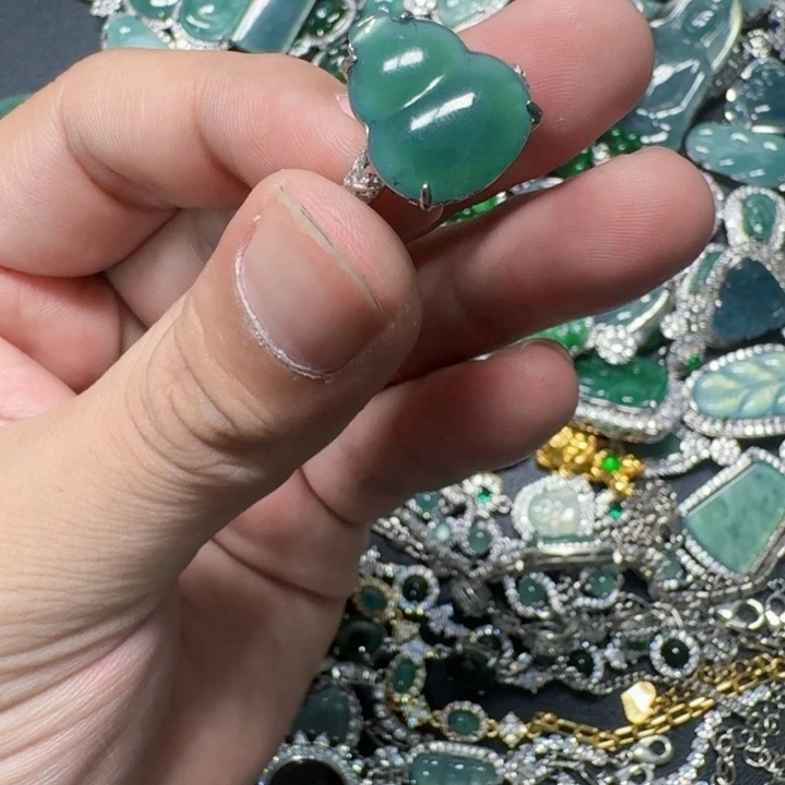 翡翠未镶嵌颈饰天然A货翡翠放漏