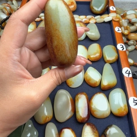 和田玉颈饰未镶嵌科*