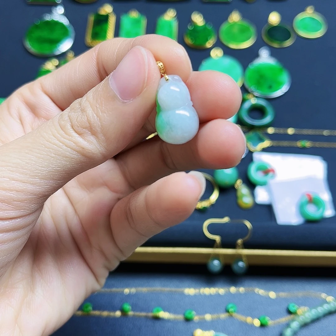 翡翠18K金镶嵌颈饰有纹裂