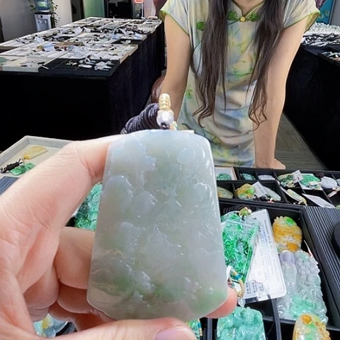 翡翠未镶嵌颈饰一个