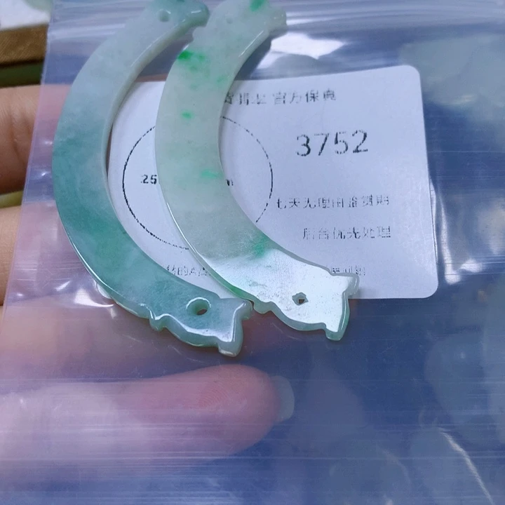 翡翠未镶嵌颈饰玥***彩翡翠