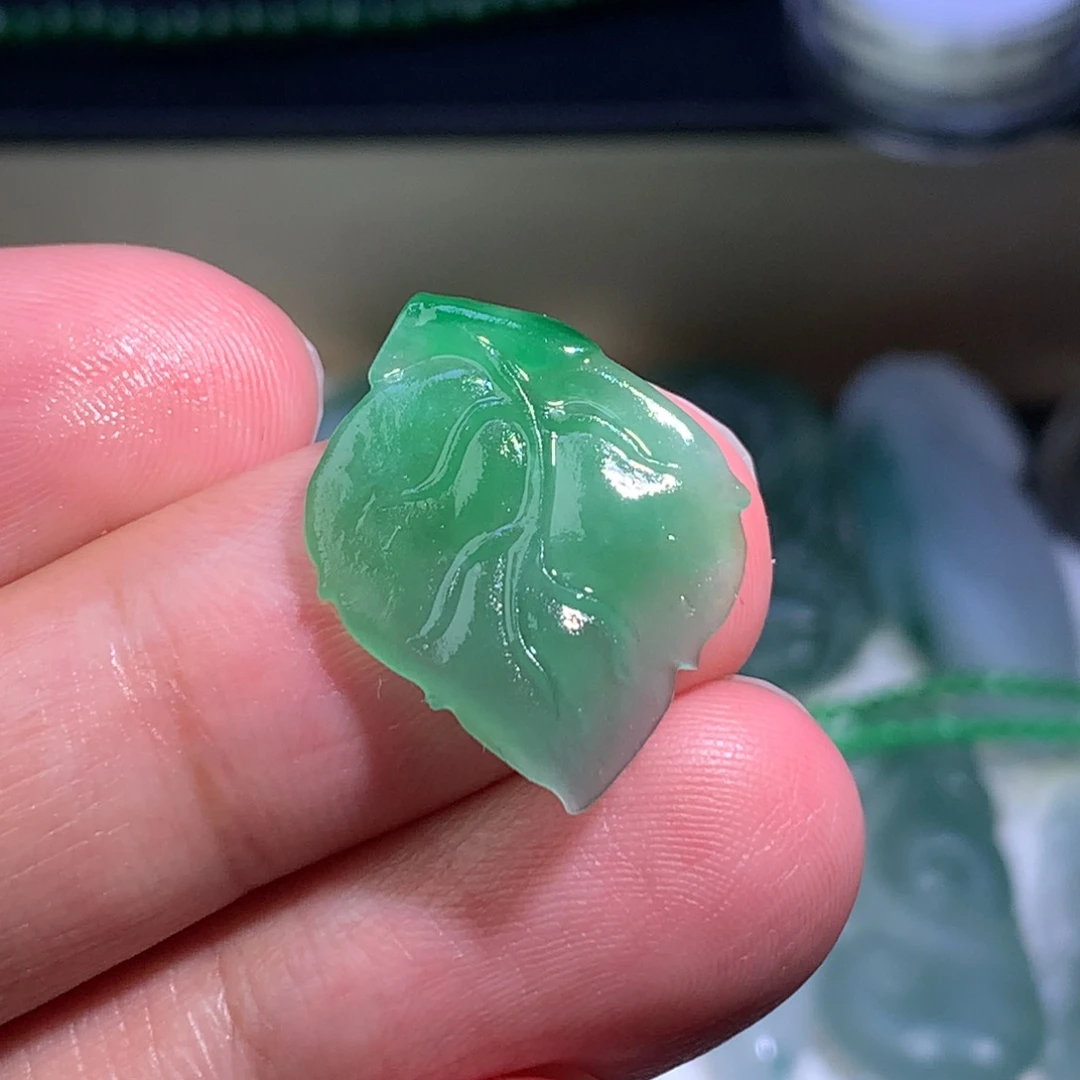 定制翡翠未镶嵌绿底叶子