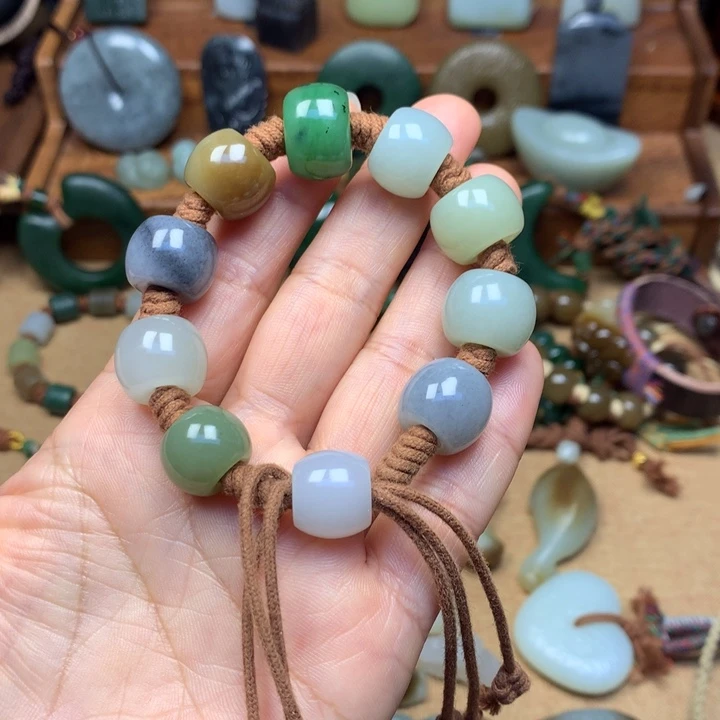 吱***吱和田玉未镶嵌颈饰