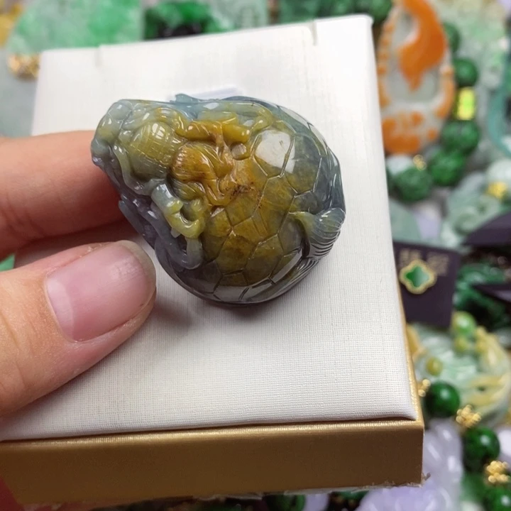 翡翠未镶嵌吊坠(赠链)