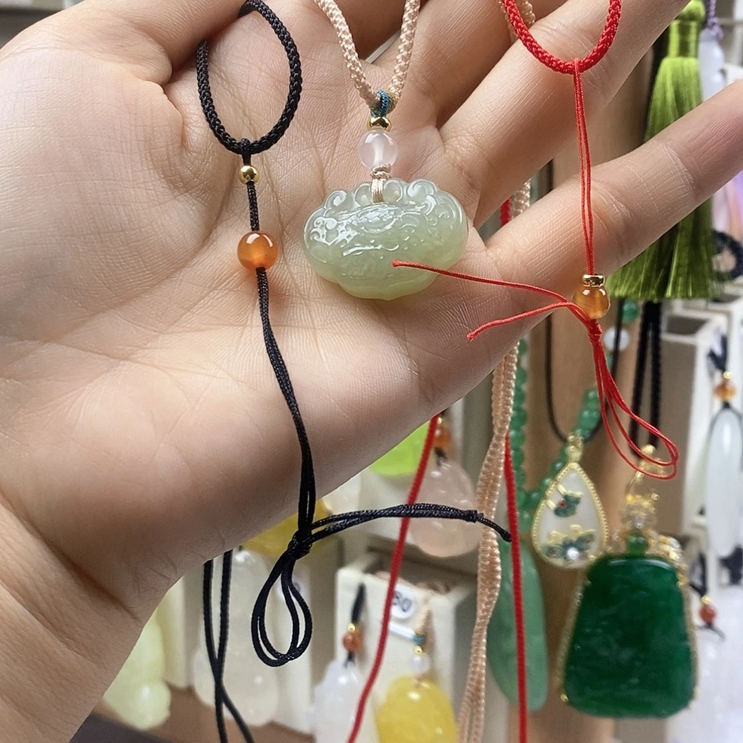 你***意石英质玉未镶嵌颈饰