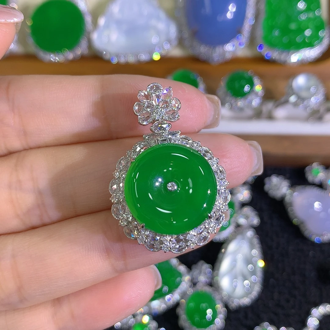 翡翠18K金镶嵌颈饰平安扣