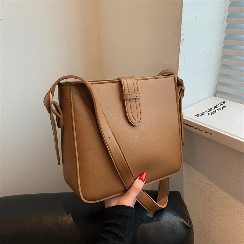 爆款小包包女2024新款时尚质感单肩斜挎包简约休闲百搭春夏水桶包