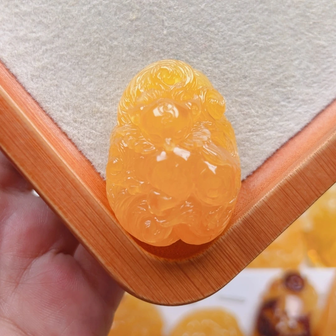 蜜蜡未镶嵌颈饰九尾狐