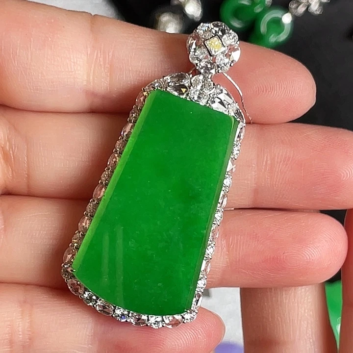 翡翠18K金镶嵌颈饰吊坠