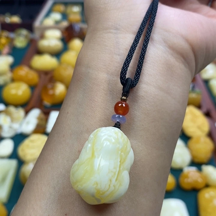 琥珀未镶嵌珠宝奇石6.75白蜡虎皮貔貅吊坠