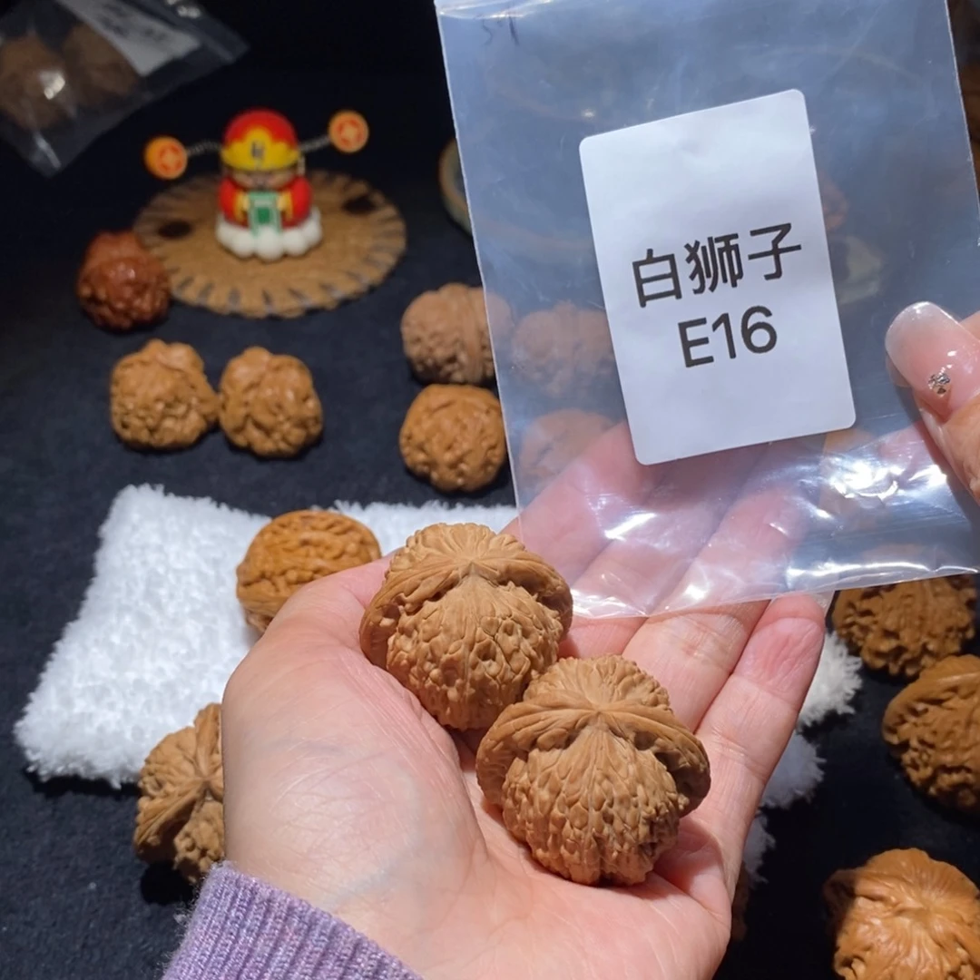 文玩核桃吊坠白狮子39