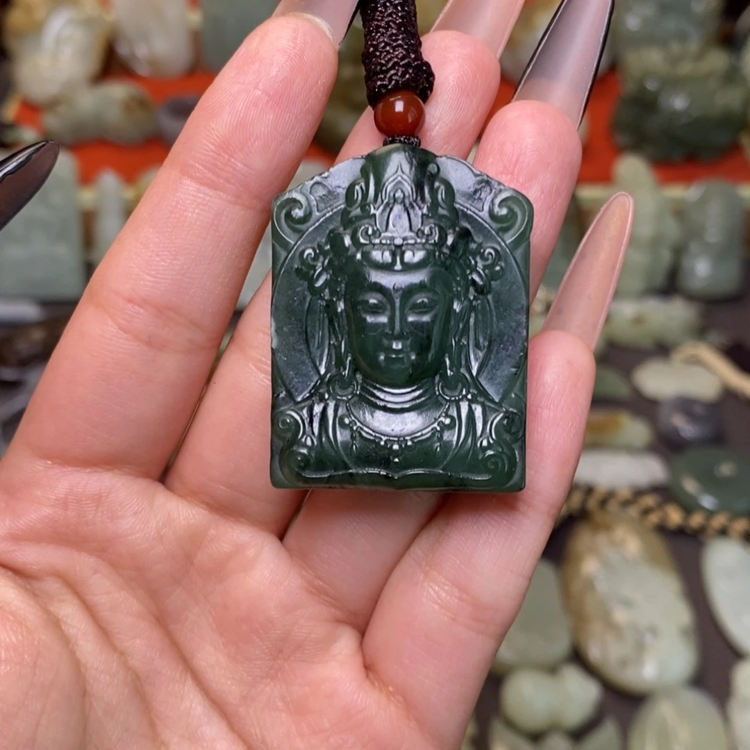 和田玉未镶嵌颈饰有瑕疵