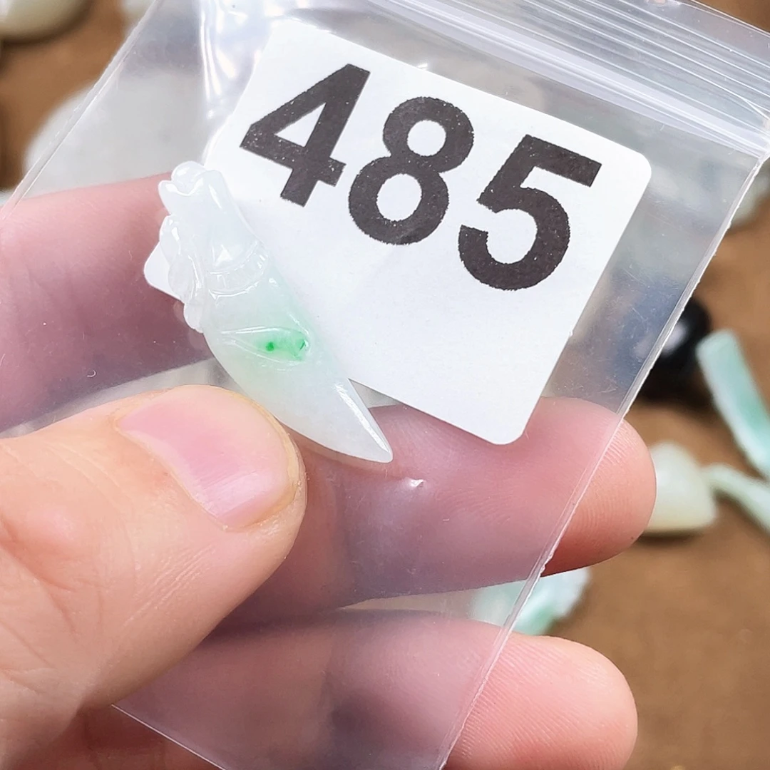 翡翠未镶嵌颈饰tyui