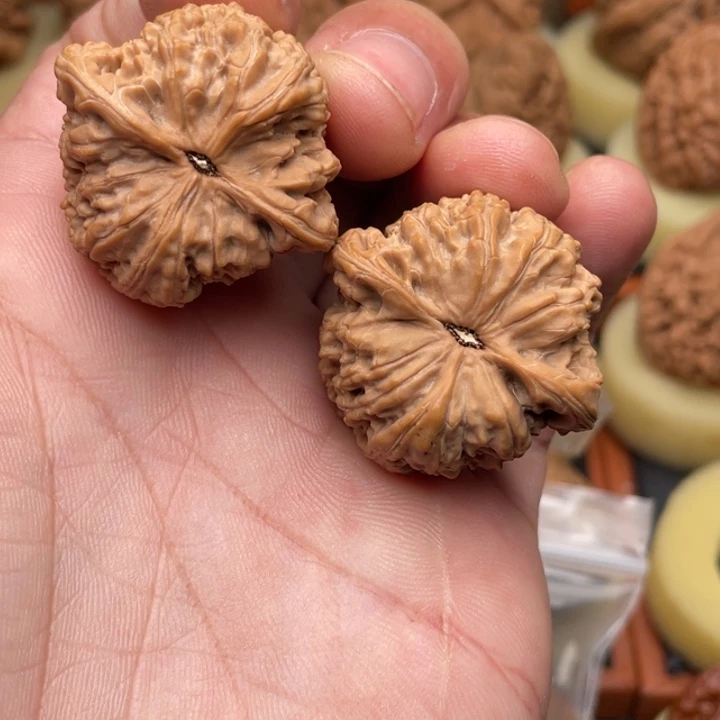 一***策文玩核桃把件35左右承德兴隆红玛瑙