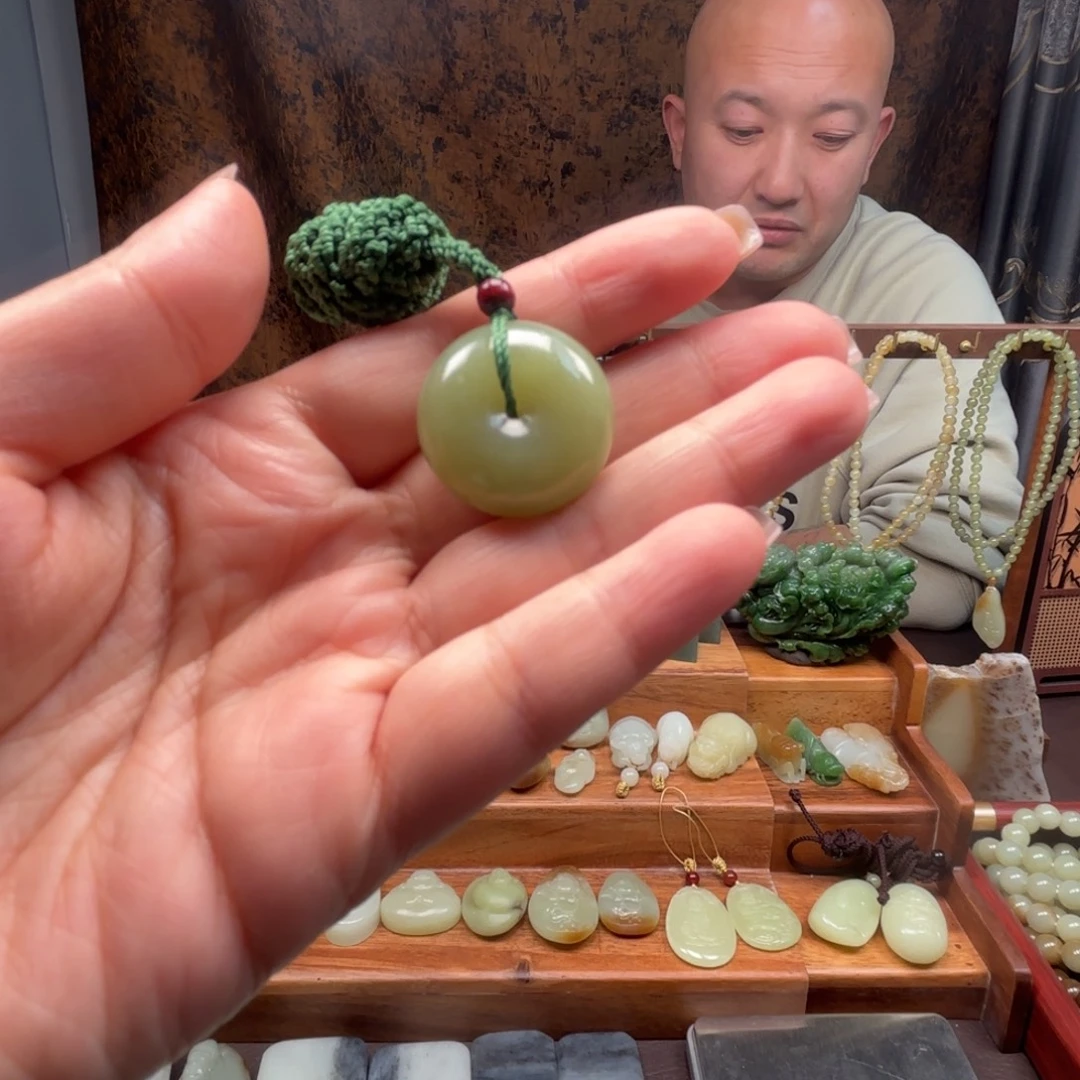 和田玉未镶嵌颈饰青提平安扣