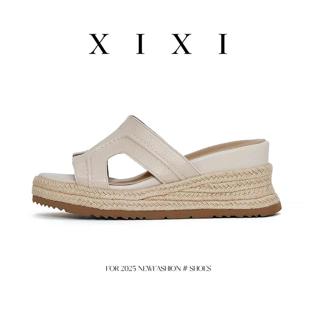 【XIXI】「夏汐」增高7cm~夏季复古款一字增高坡跟凉拖女鞋9112-13