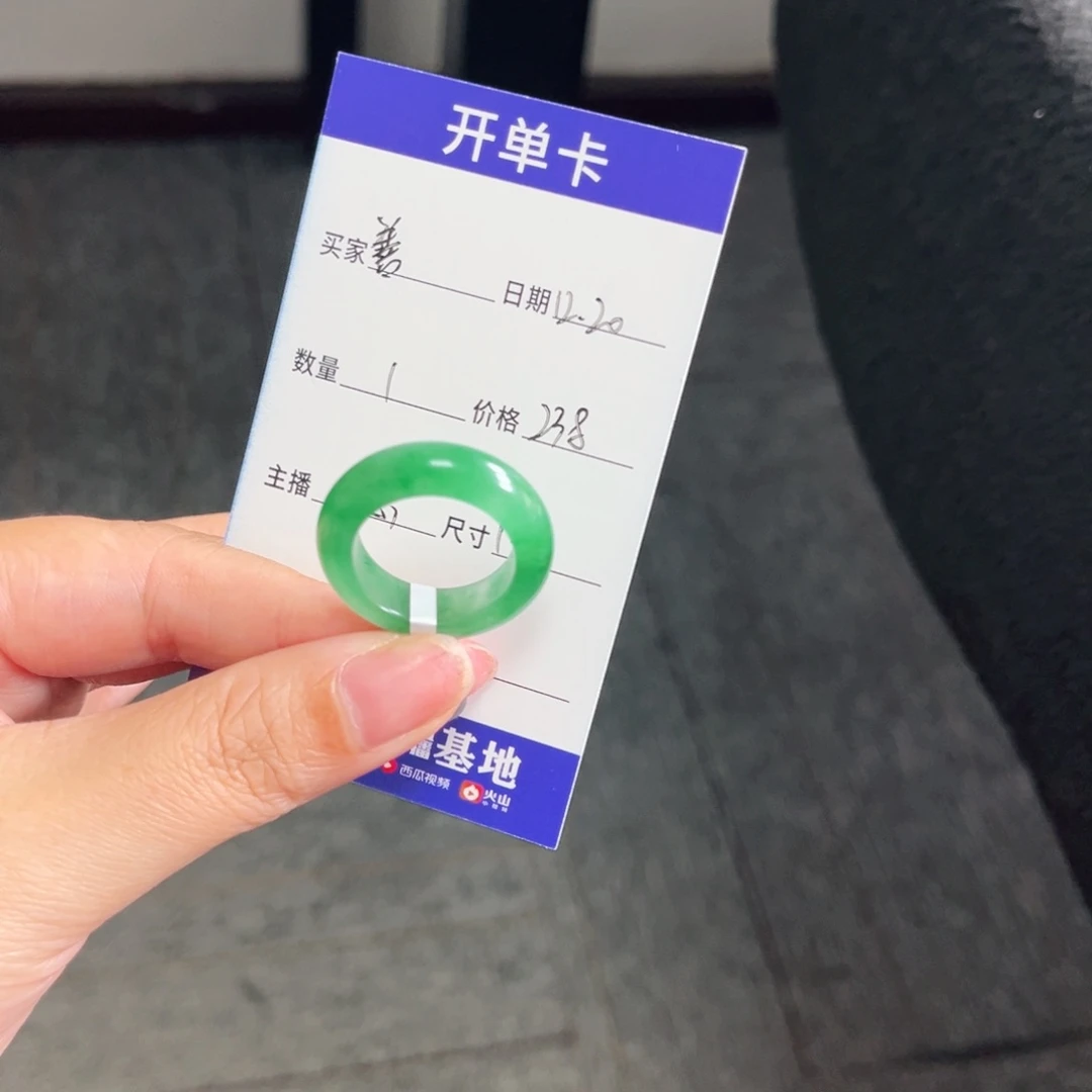 未镶嵌石英质玉戒圈善****?