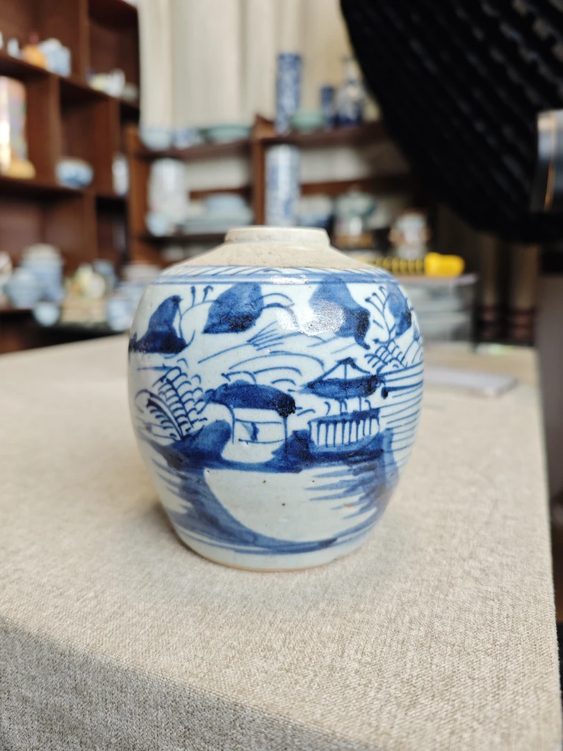 道道青花山水罐，底足小磕。
