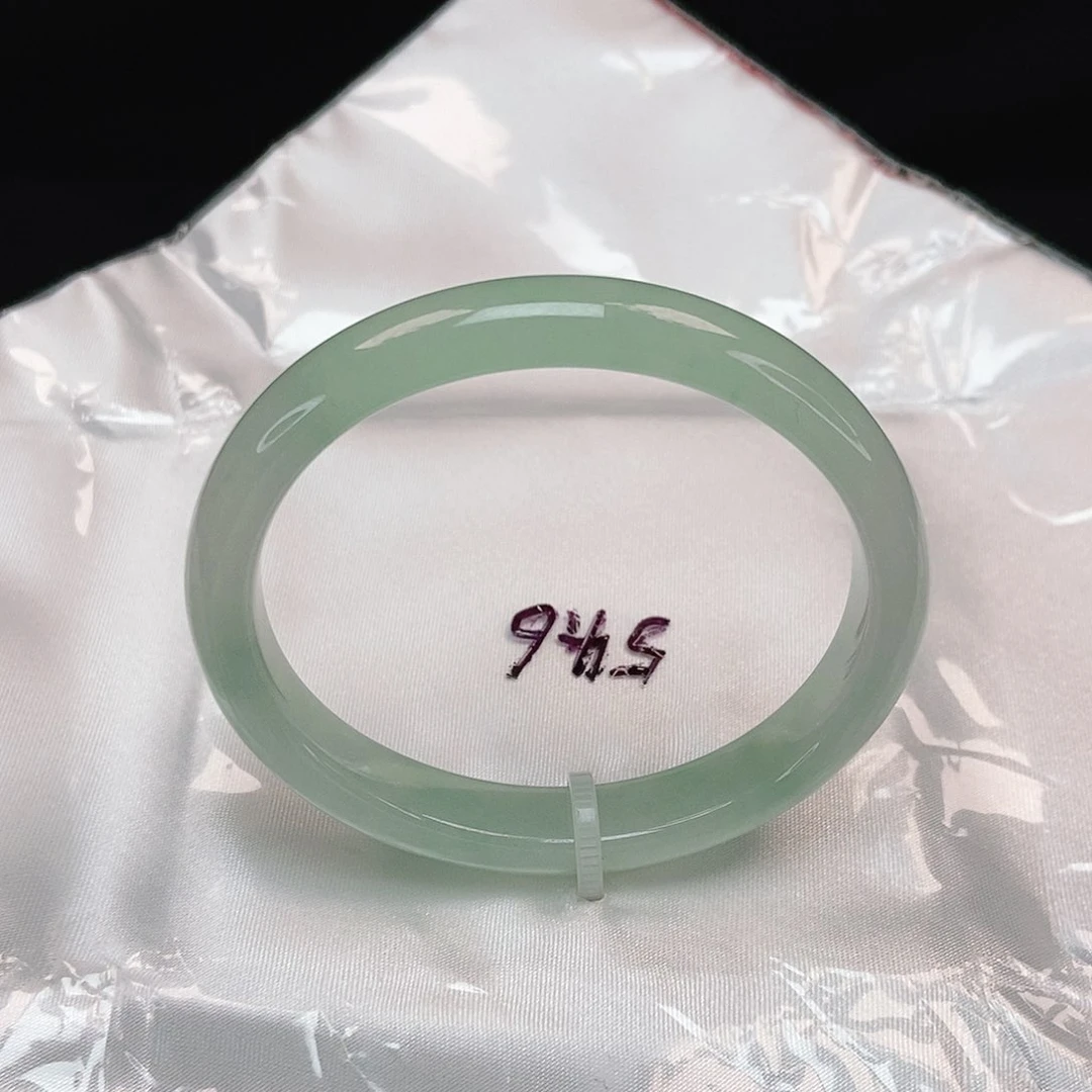 翡翠手镯未镶嵌贵妃