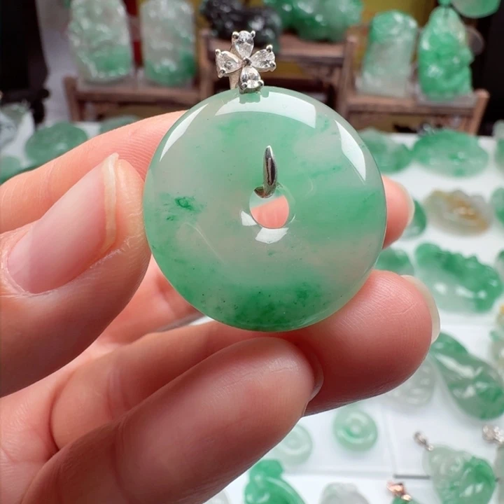 颈饰未镶嵌石英质玉