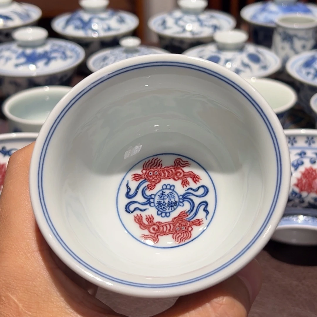 精品青花釉里红缠枝莲内狮子戏球压手杯口径约9.3厘米