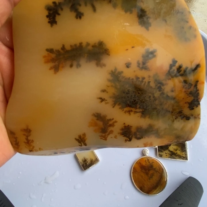 石英质玉（黄龙玉）合金吊坠