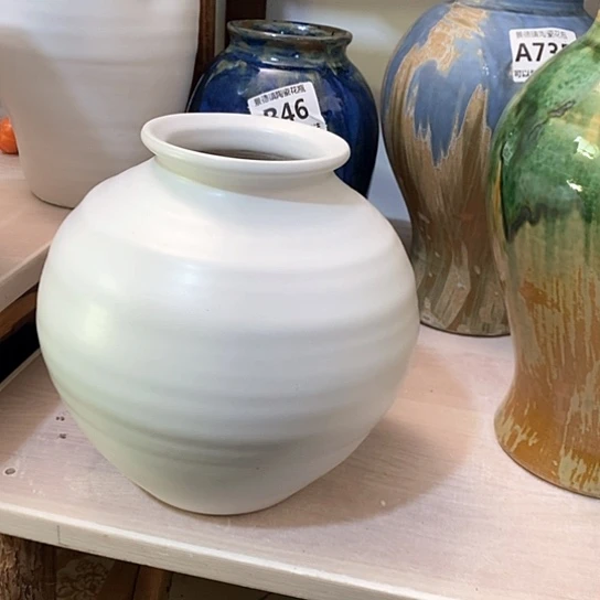 瓶高21厘米口8。景德镇陶瓷