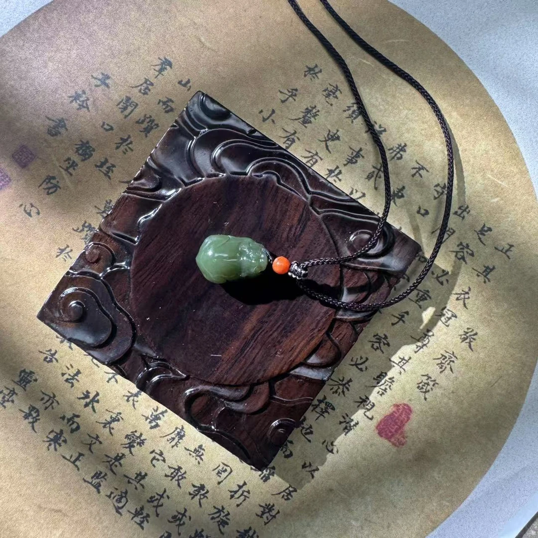 【鑫浩珠宝】新疆和田玉-沙枣青貔貅吊坠多样性发一件 气质时尚