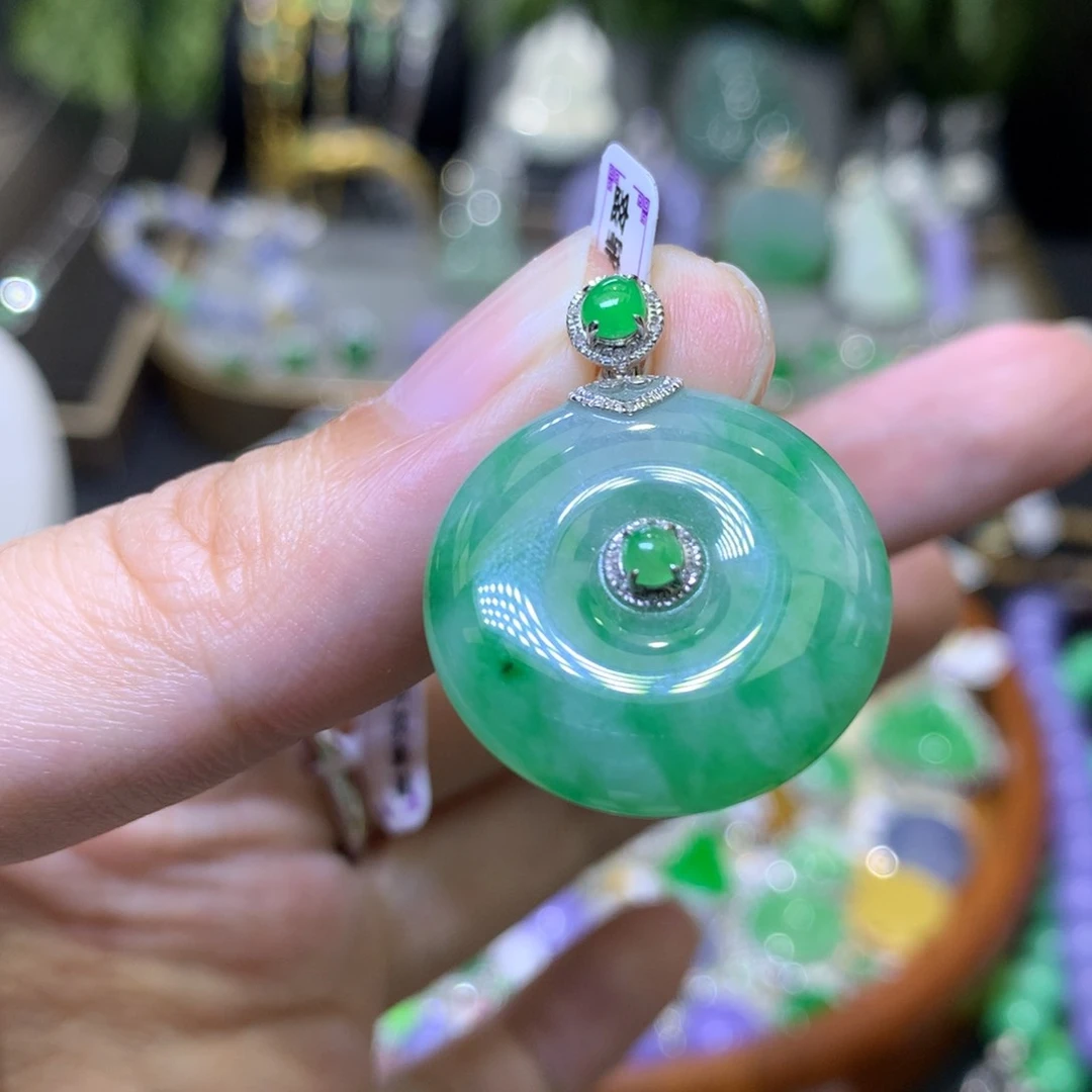 颈饰18K金镶嵌翡翠