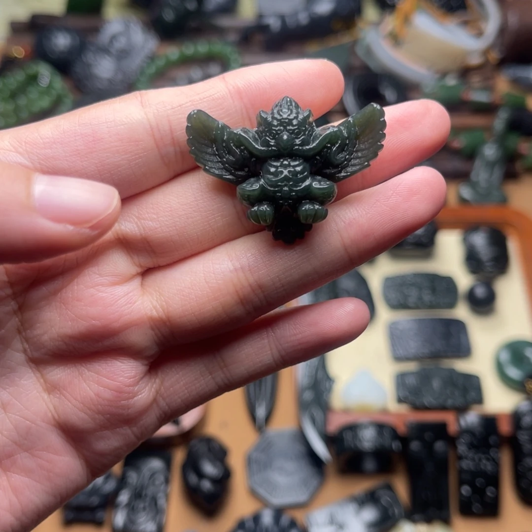 和田玉未镶嵌把件