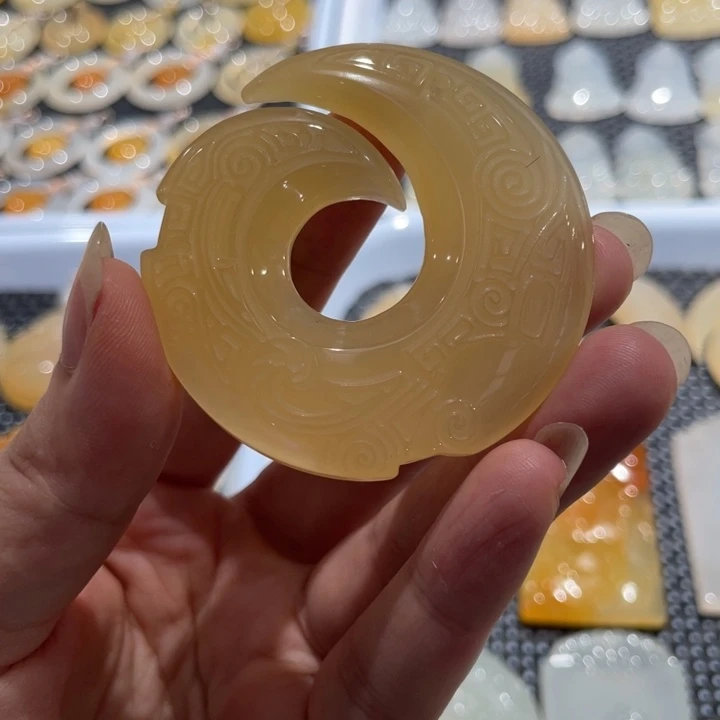 未镶嵌石英质玉（黄龙玉）颈饰