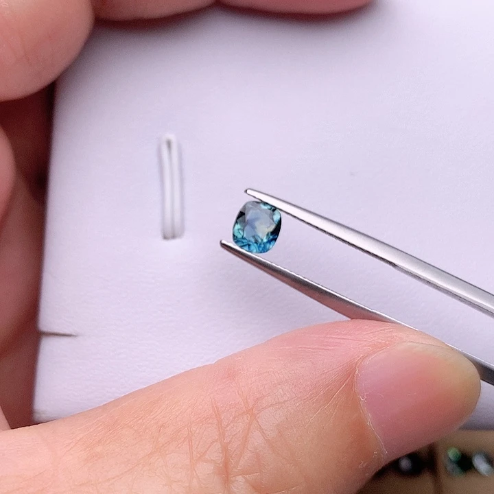 蓝宝石裸石未镶嵌