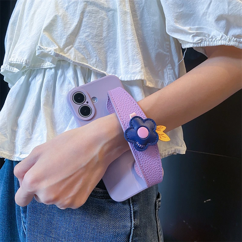 原创紫色皮质小花朵适用iphone16手机壳苹果15promax手腕带14/13