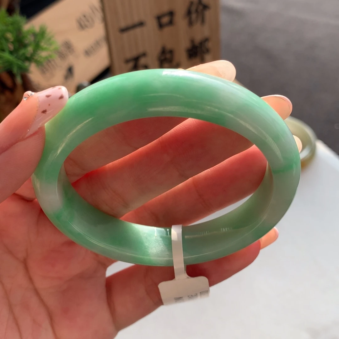 翡翠未镶嵌手镯54贵妃