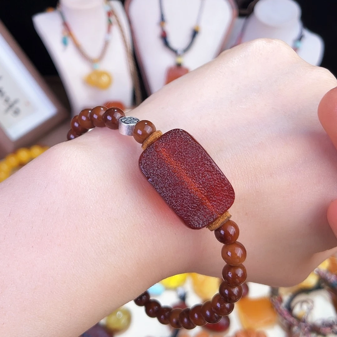 未镶嵌琥珀珠宝奇石。