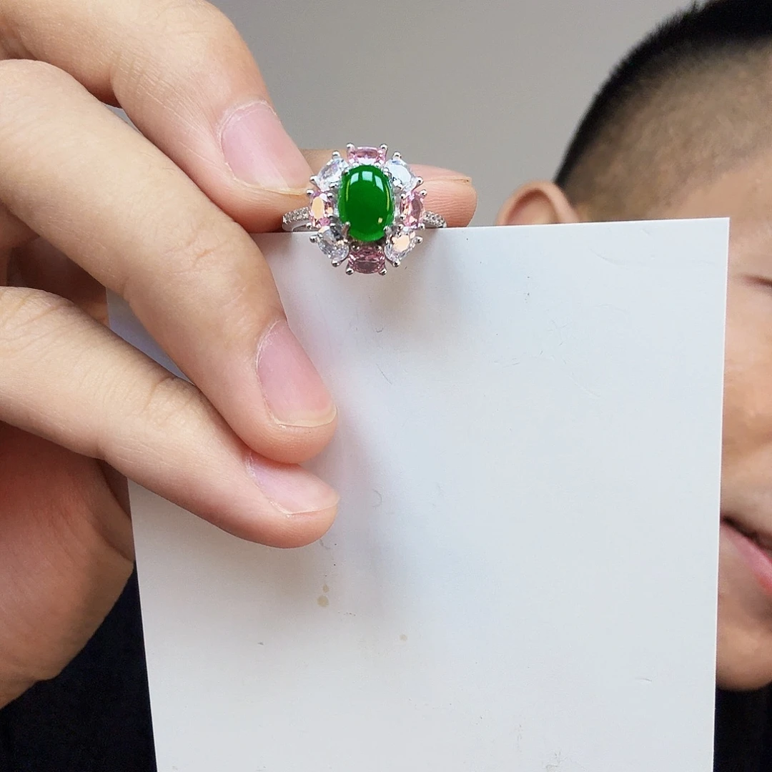 翡翠未镶嵌颈饰一件