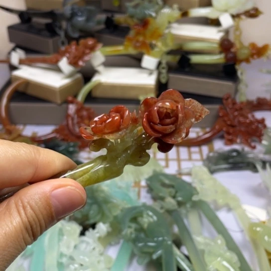 蛇纹石玉未镶嵌发饰白**鲤
