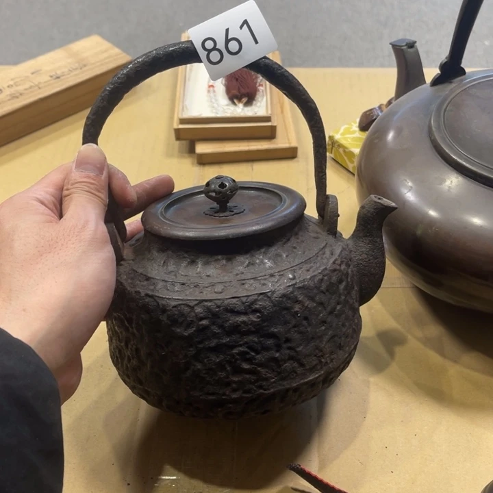 有修补的一把铁壶