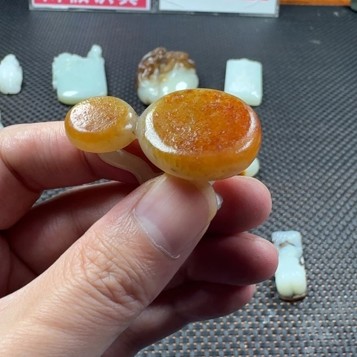 苏***浅和田玉未镶嵌颈饰