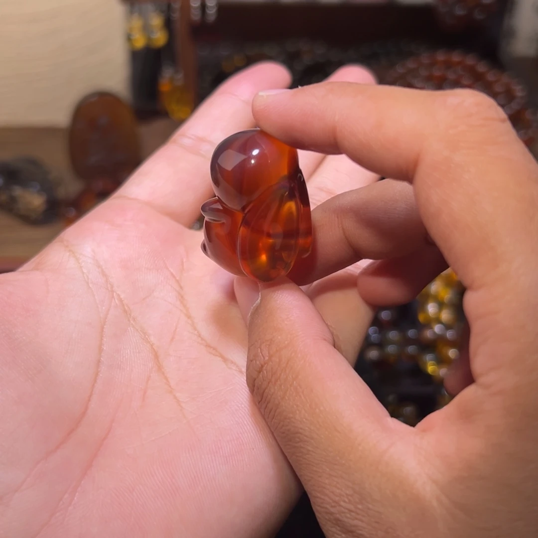 琥珀未镶嵌颈饰兔子