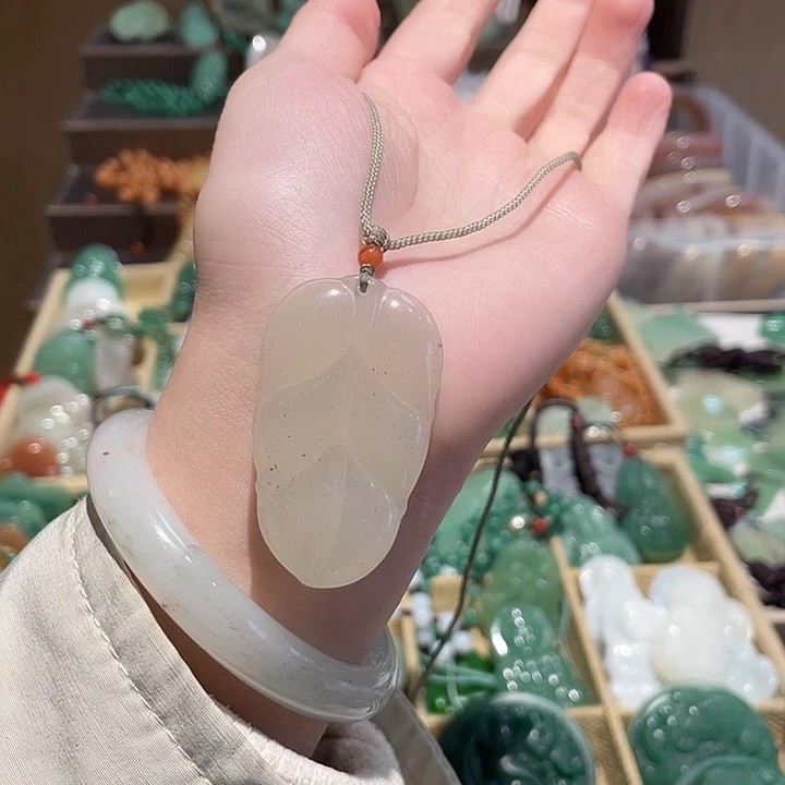石英质玉未镶嵌颈饰